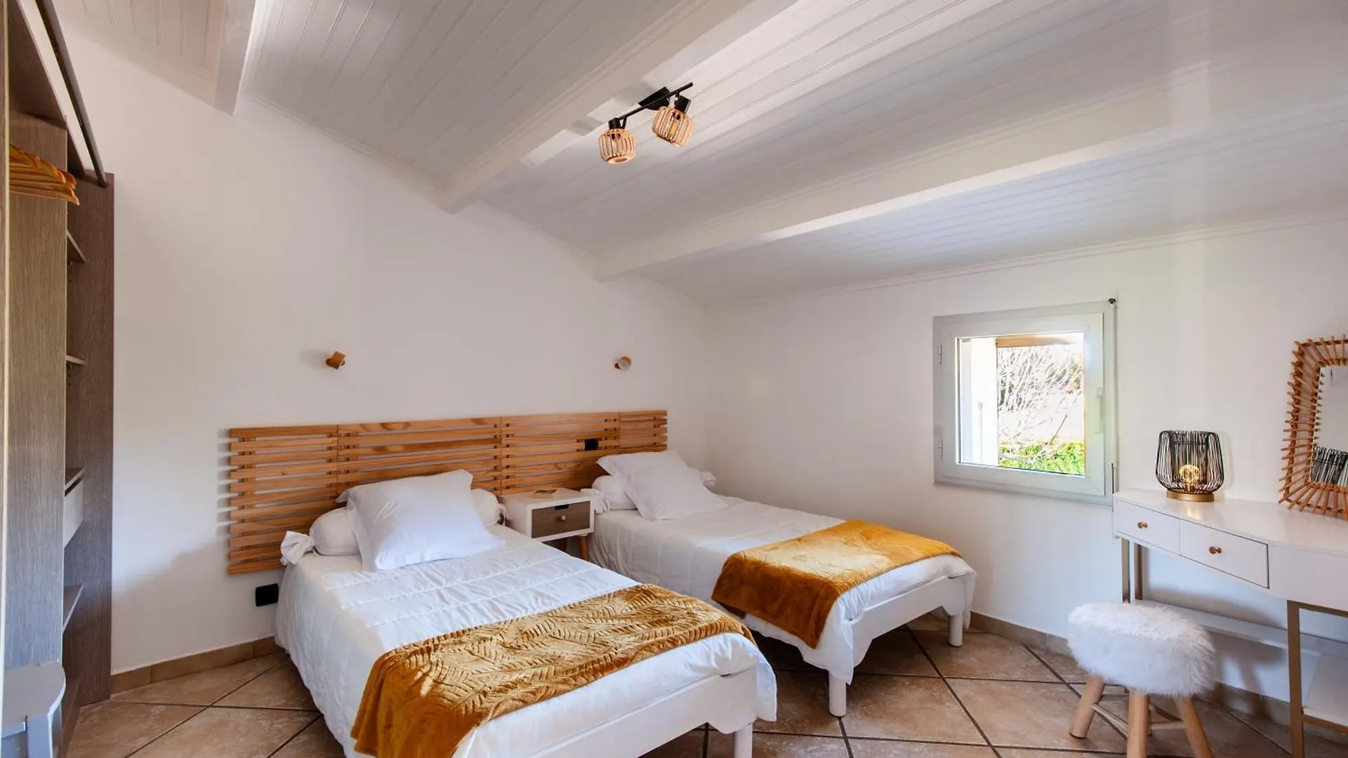 Holiday home Gite Cerise - Maison Climatisee Avec Piscine Istres